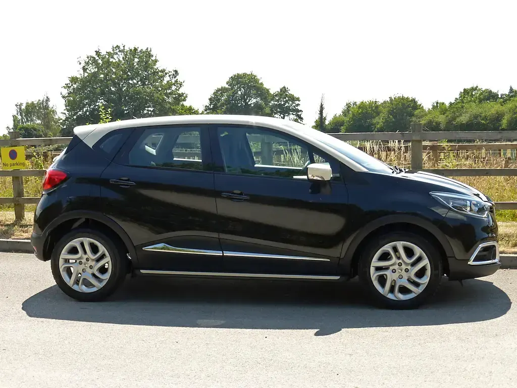 Used Renault Captur Dynamique 2016 Sapphire black metallic/cream roof SUV