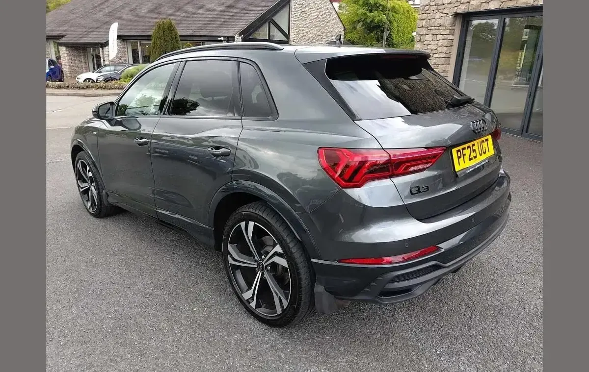 Begagnad Audi Q3 Black Edition 147 HK (108 kW) 2025 Grå SUV