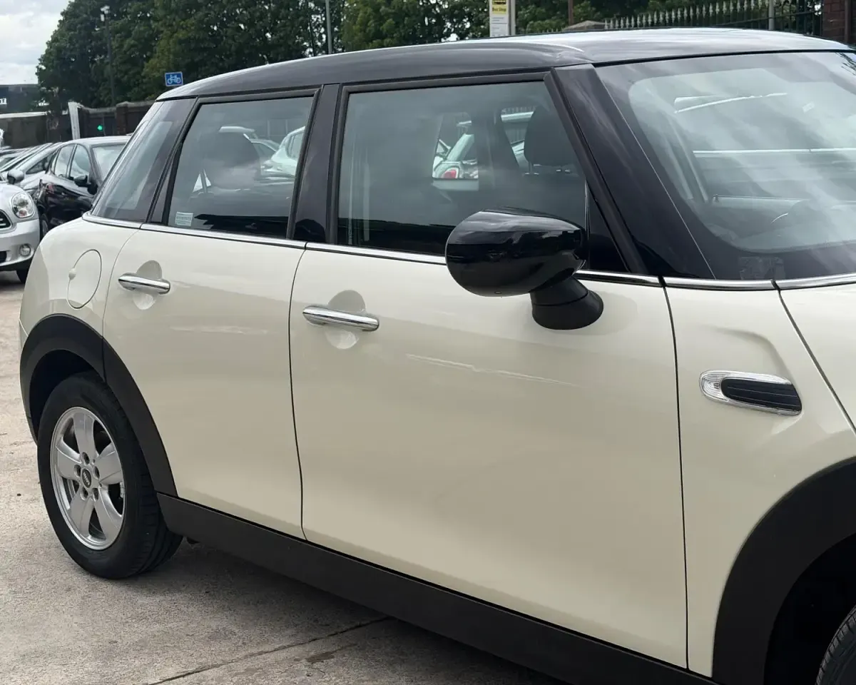 Used Mini Cooper Classic 134 HP (98 kW) 2020 White Hatchback