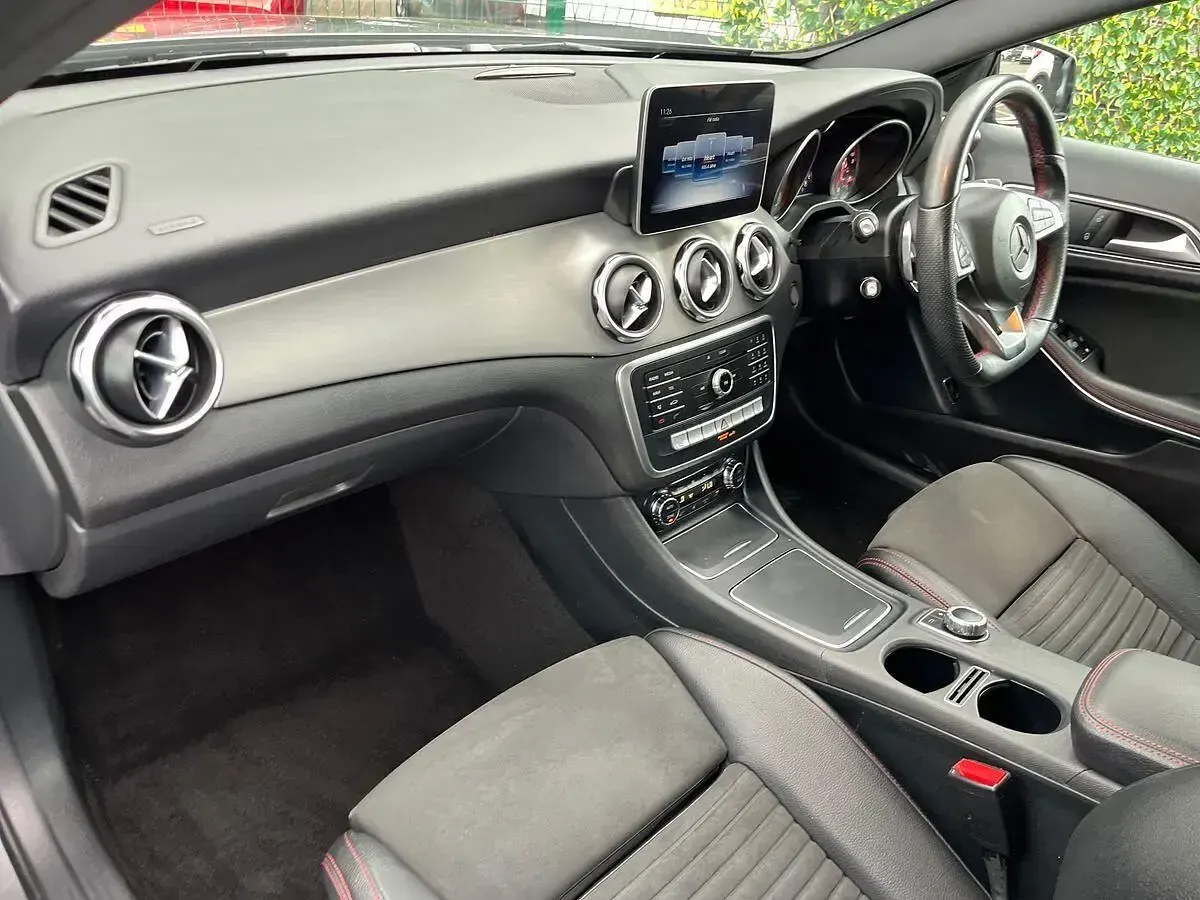 Usado Mercedes GLA180 AMG line 122 HP (89 kW) 2020 Cinzento SUV