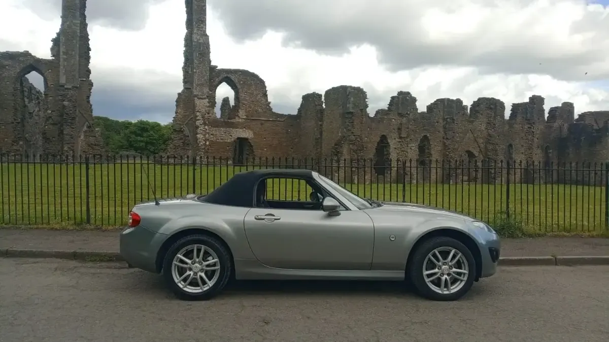 Second-hand Mazda MX5 126 CP (92 kW) 2010 Argintiu Cabrio