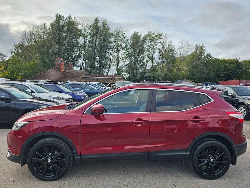 Red Used 2015 Nissan Qashqai Tekna SUV | £10,000 (Fair price) - Image 1/4