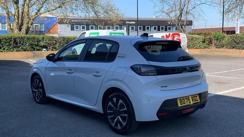 Used Peugeot 208 Style 99 HP (72 kW) 2025 White Hatchback