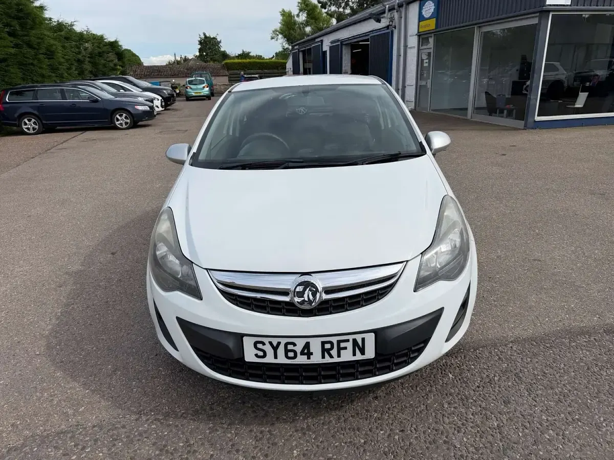 Used Vauxhall Corsa 65 HP (47 kW) 2014 White Hatchback