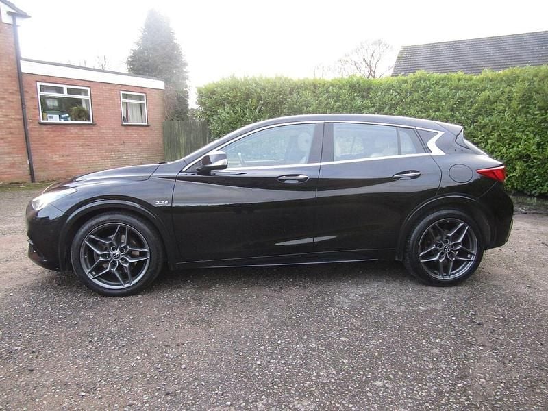 Used Infiniti Q30 Premium 170 HP (125 kW) 2016 Black Hatchback
