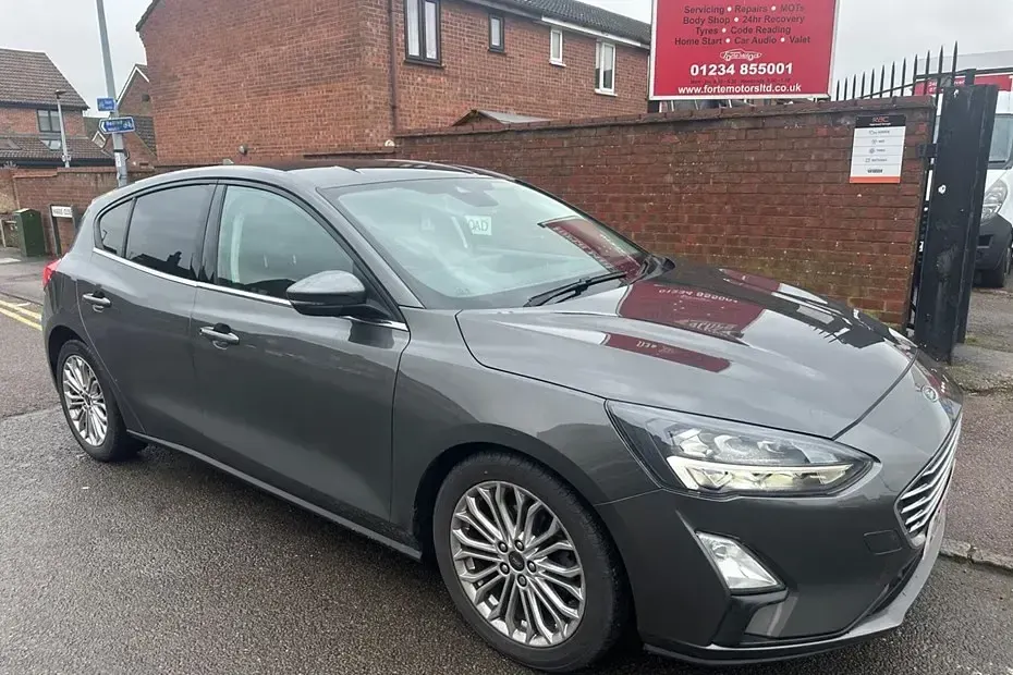 Begagnad Ford Focus Titanium X 2021 Grå Halvkombi