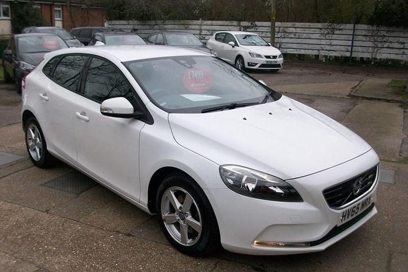Used Volvo V40 122 HP (89 kW) 2015 White Hatchback