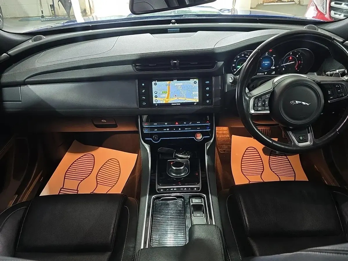 Used Jaguar XF R-Sport 180 HP (132 kW) 2018 Blue Sedan