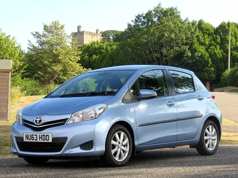 Used Toyota Yaris 99 HP (72 kW) 2013 Blue Hatchback