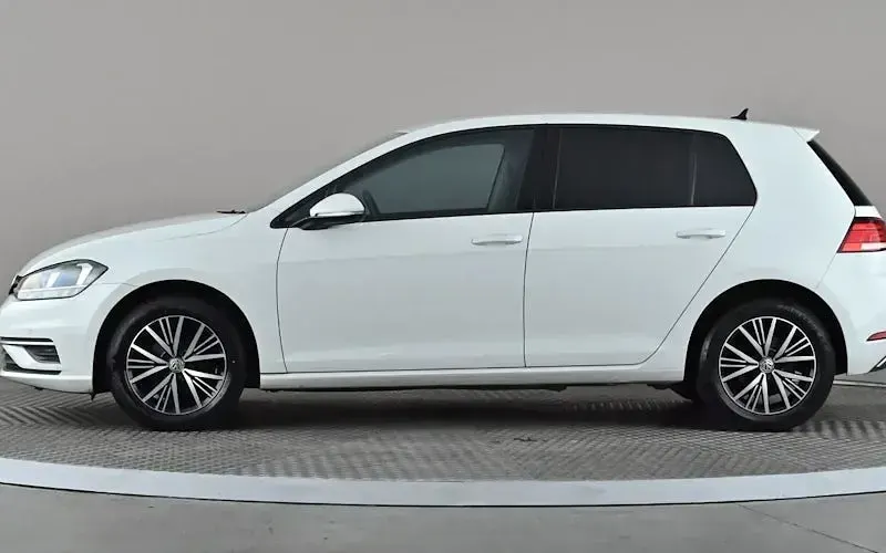 Used VW Golf VII SE 110 HP (80 kW) 2018 White Hatchback