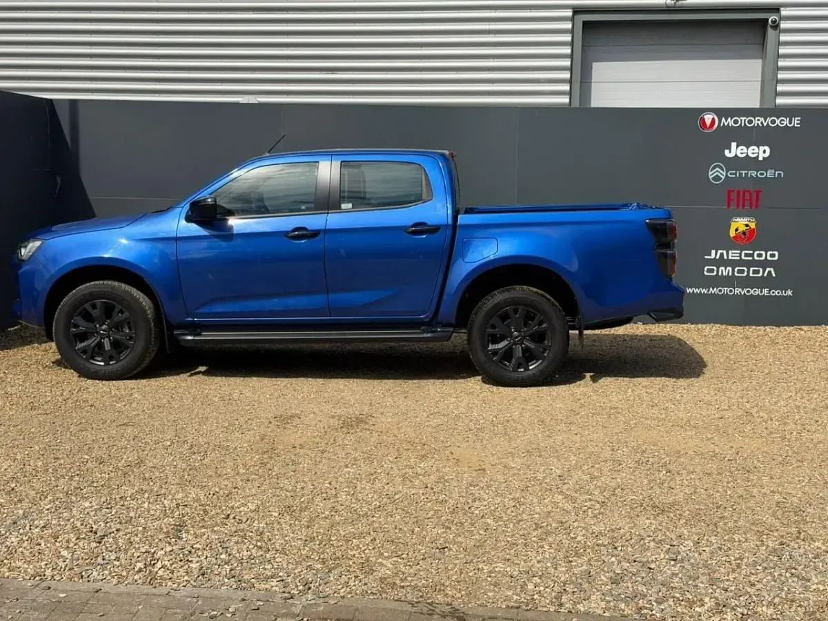 Used Isuzu D-Max 162 HP (119 kW) 2024 Blue Pickup