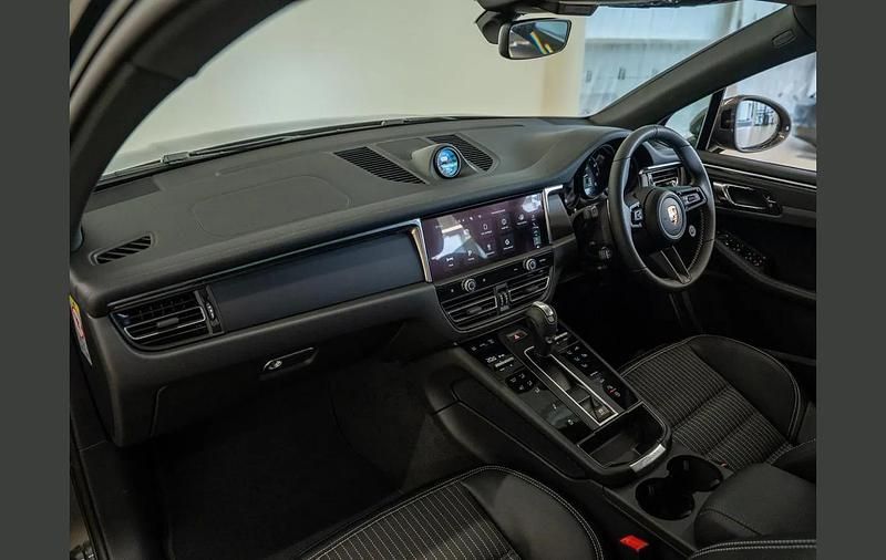 Used Porsche Macan 261 HP (191 kW) 2025 Grey SUV