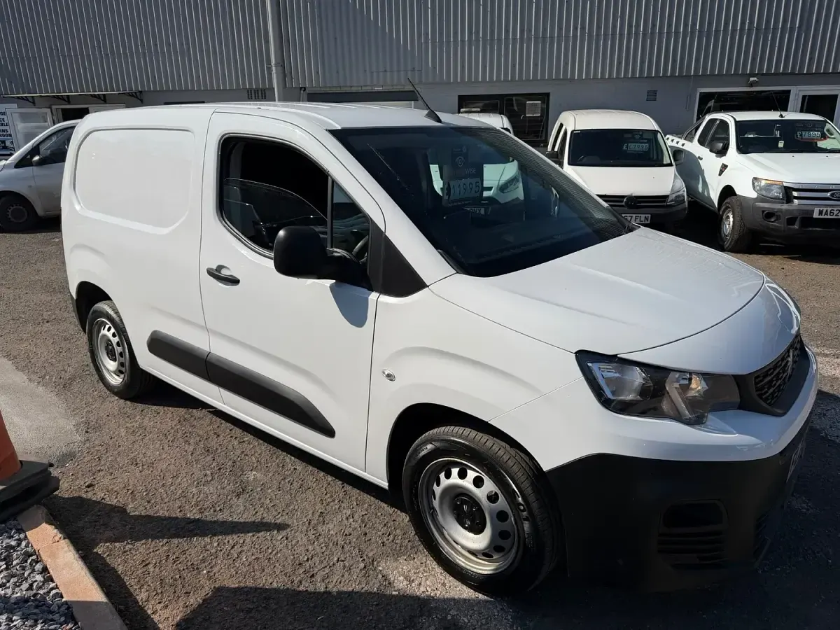Begagnad Peugeot Partner Premium 131 HK (96 kW) 2023 Vit Minibuss