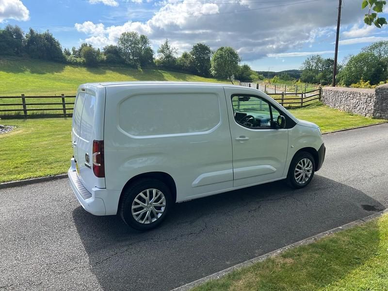 Usado Fiat Doblò 100 HP (73 kW) 2023 Branco Monovolume