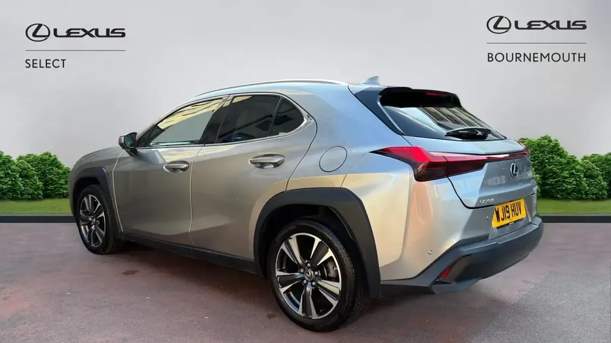 Usado Lexus UX 184 HP (135 kW) 2019 Prateado SUV