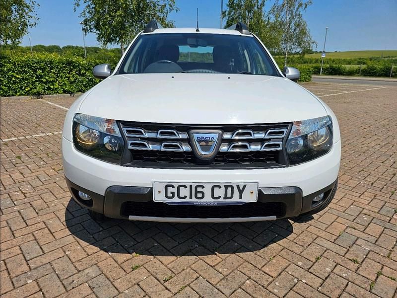 Used Dacia Duster Lauréate 110 HP (80 kW) 2016 White SUV