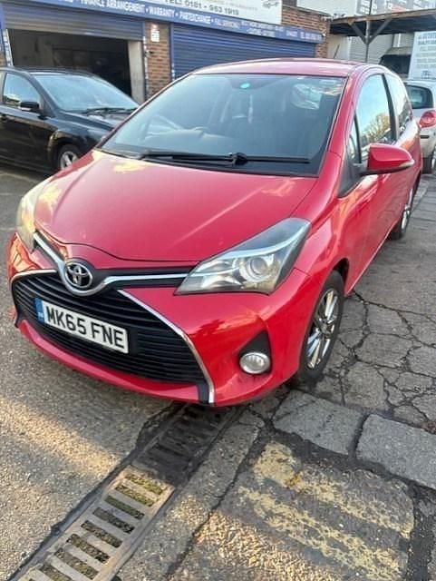 Used Toyota Yaris 69 HP (50 kW) 2015 Red Hatchback