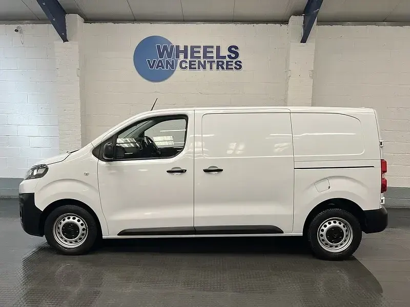 Used Citroën Dispatch 100 HP (73 kW) 2023 White MPV