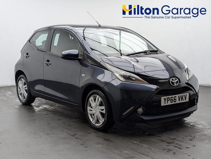 Used Toyota Aygo x-press 69 HP (50 kW) 2016 Blue Hatchback