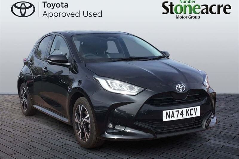 Black Used 2024 Toyota Yaris Hybrid Design Hatchback | £19,500 (Fair price) - Image 1/2
