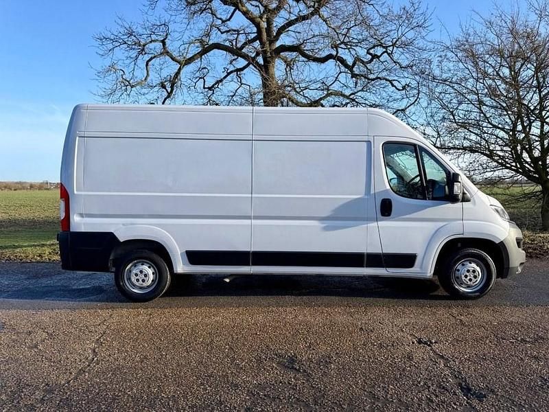 Used Vauxhall Movano 140 HP (102 kW) 2022 White MPV