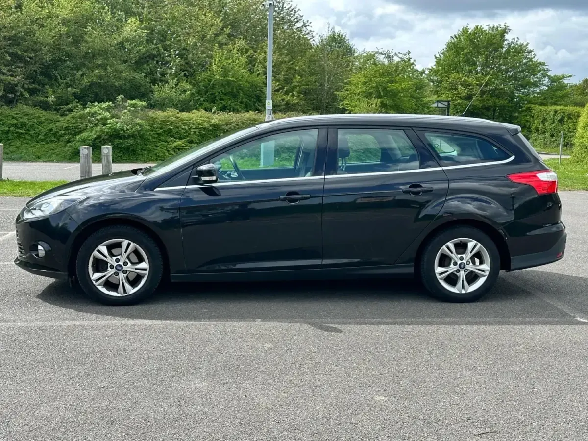 Begagnad Ford Focus Zetec 125 HK (91 kW) 2013 Svart Kombi