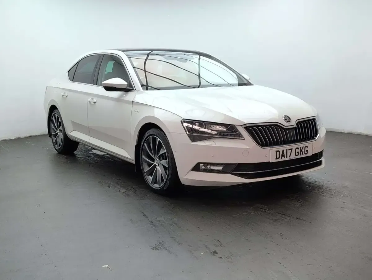Used Skoda Superb LAURIN & KLEMENT 190 HP (139 kW) 2017 White Hatchback