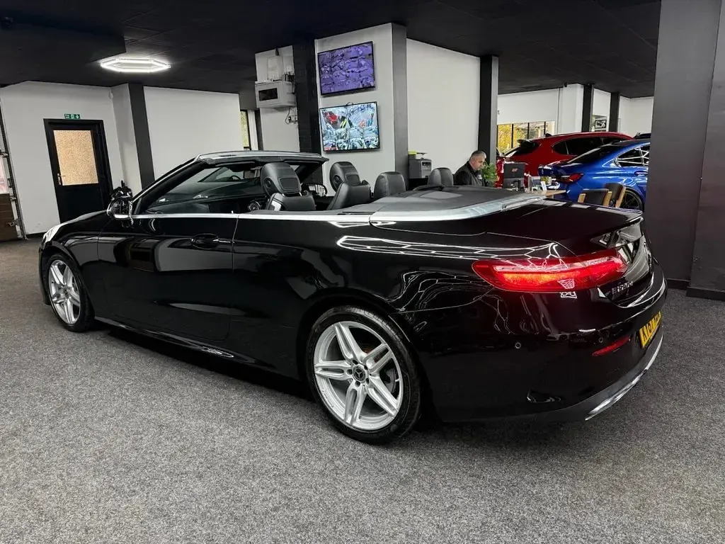 Usado Mercedes E220 AMG line 194 HP (142 kW) 2018 Preto Cabrios