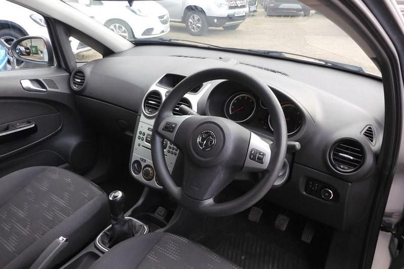 Second-hand Vauxhall Corsa 2013 Argintiu Hatchback