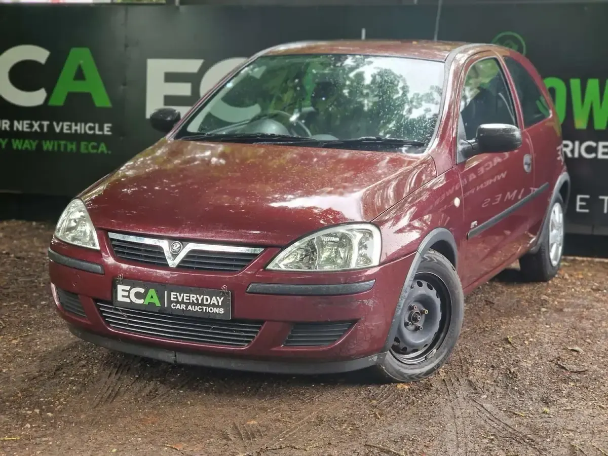 Used Vauxhall Corsa 60 HP (44 kW) 2004 Red Hatchback