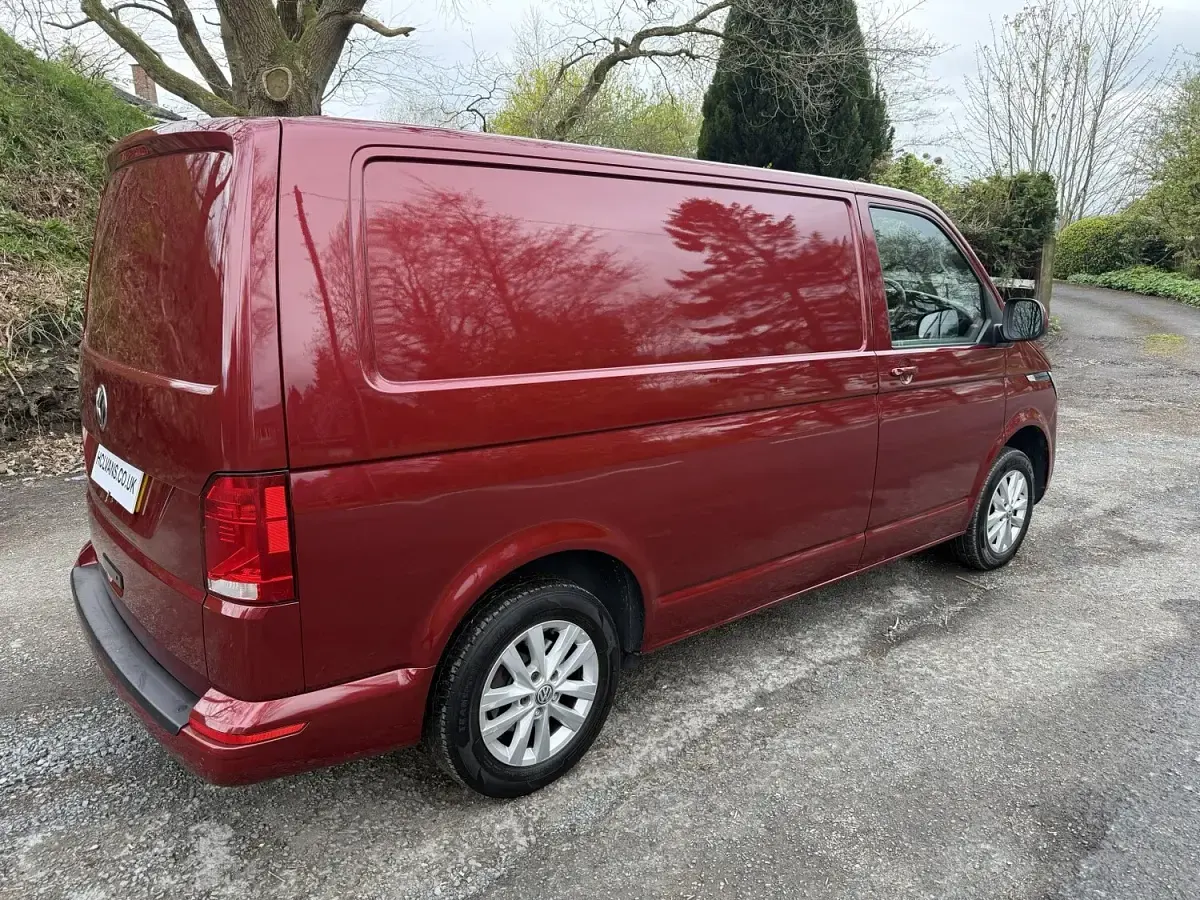 Used VW Transporter Highline 150 HP (110 kW) 2020 Red Van