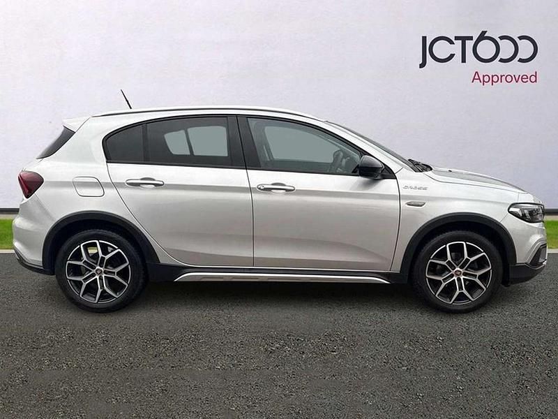 Used Fiat Tipo Cross 100 HP (73 kW) 2022 Silver Hatchback