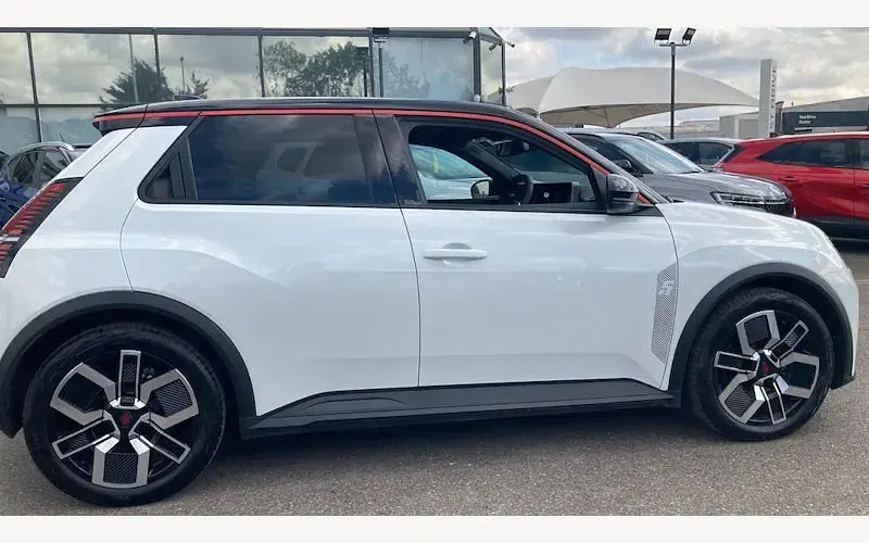 Used Renault 5 E-Tech Komfort 110 kW (150 HP) 2025 Hatchback