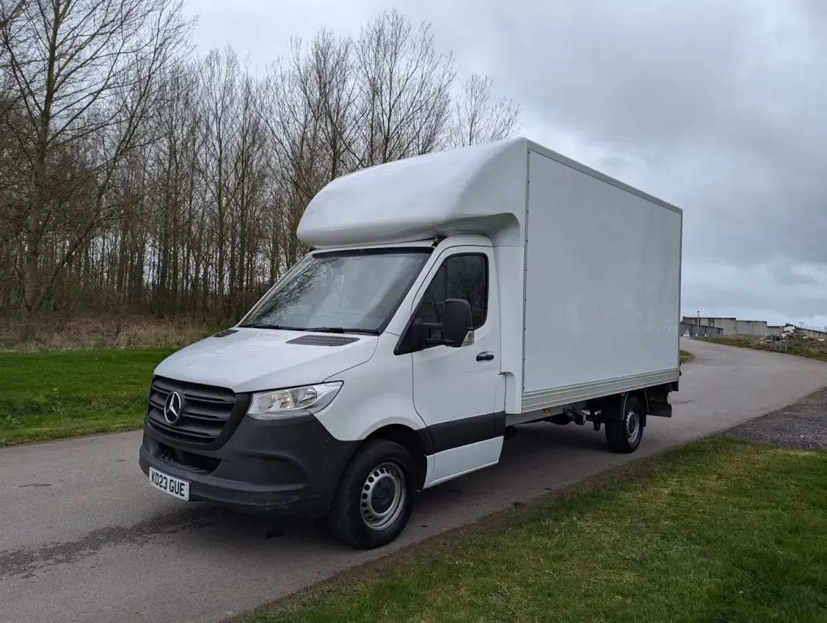 Używany Mercedes Sprinter Progressive 148 KM (108 kW) 2023 Biały Van