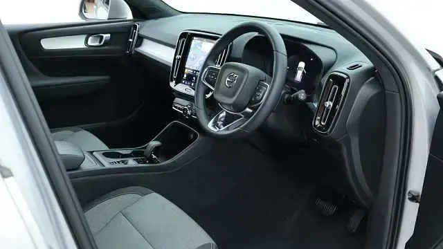 Używany Volvo XC40 Core 163 KM (119 kW) 2024 SUV