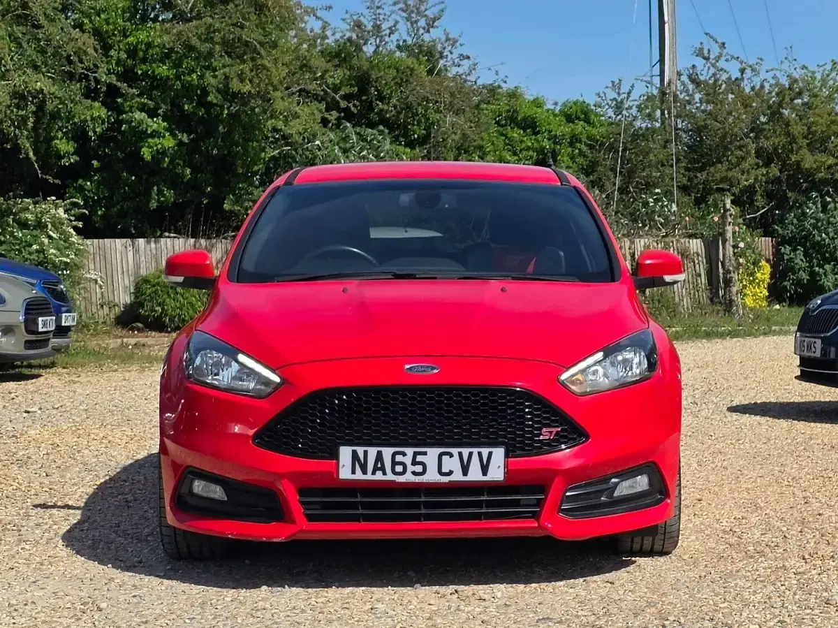 Used Ford Focus ST 185 HP (136 kW) 2015 Red Hatchback