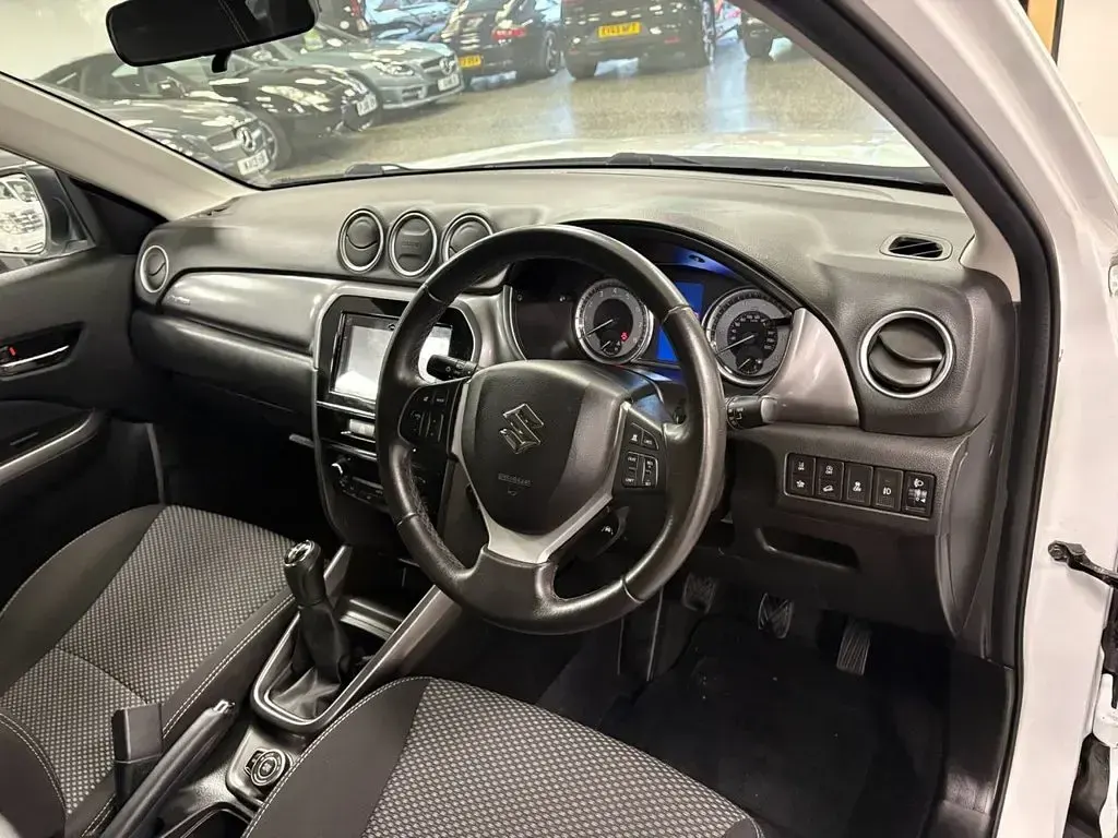 Used Suzuki Vitara SZ-T 112 HP (82 kW) 2019 White SUV