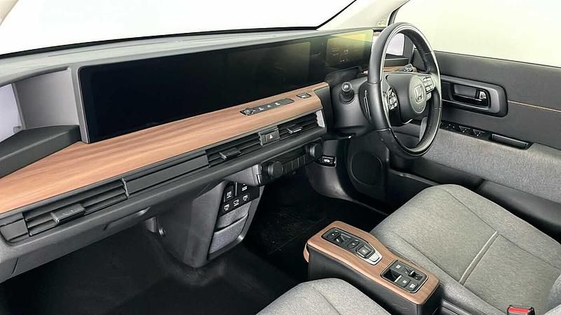 Used Honda e Advance 113 kW (154 HP) 2022 Pearl platinum white Hatchback