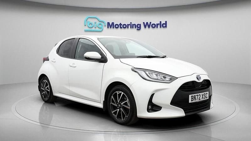 Used Toyota Yaris Hybrid Design 116 HP (85 kW) 2022 White Hatchback