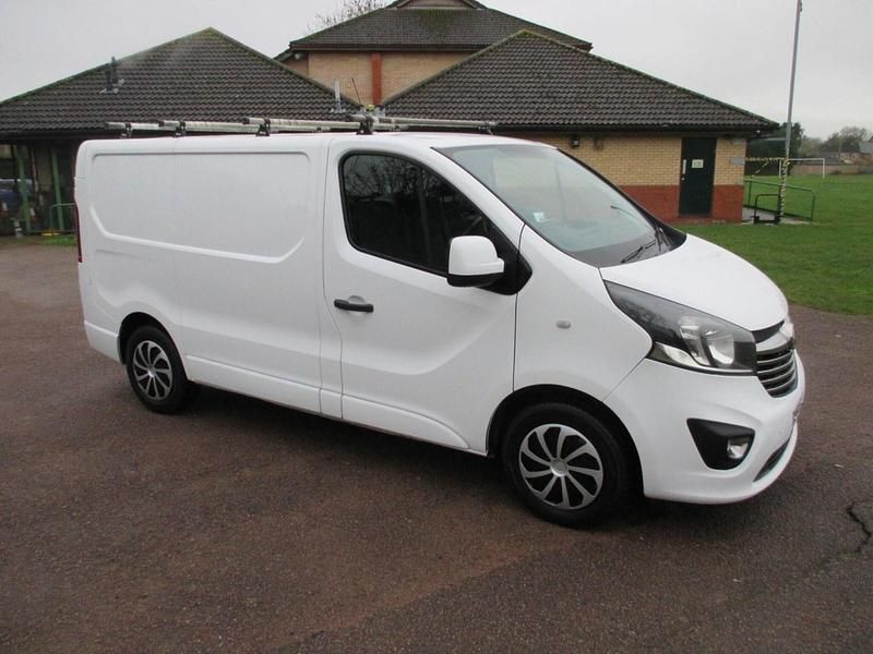White Used 2014 Vauxhall Vivaro Sportive MPV | £4,991 (Super price) - Image 1/4