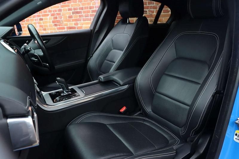 Usado Jaguar XE 300 HP (220 kW) 2020 Azul Sedan