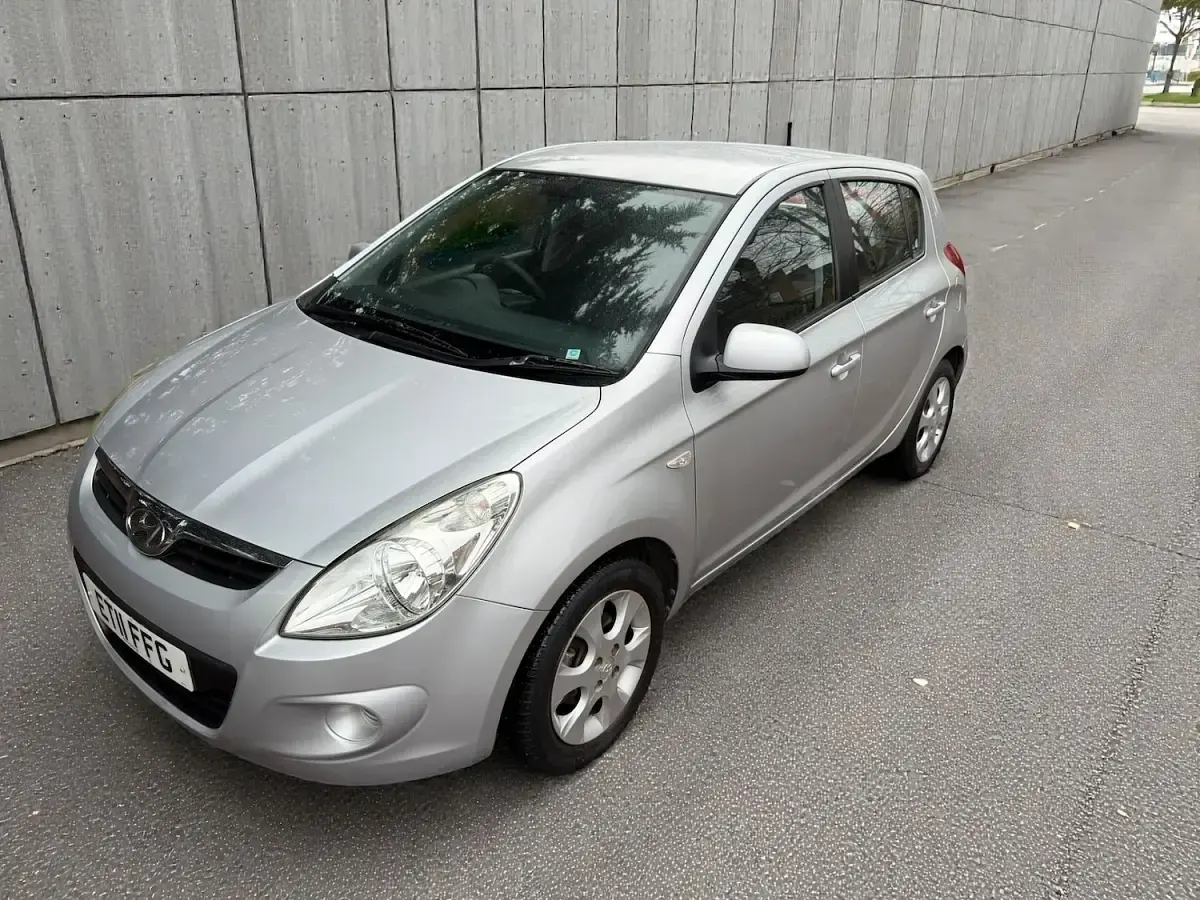 Used Hyundai i20 Comfort 99 HP (72 kW) 2011 Silver Hatchback