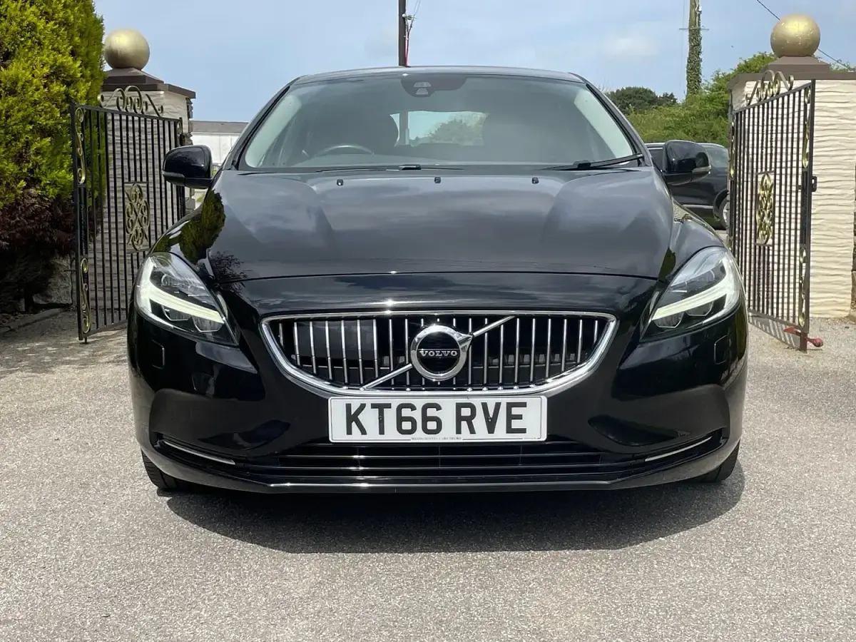 Used Volvo V40 Inscription 120 HP (88 kW) 2017 Black Hatchback