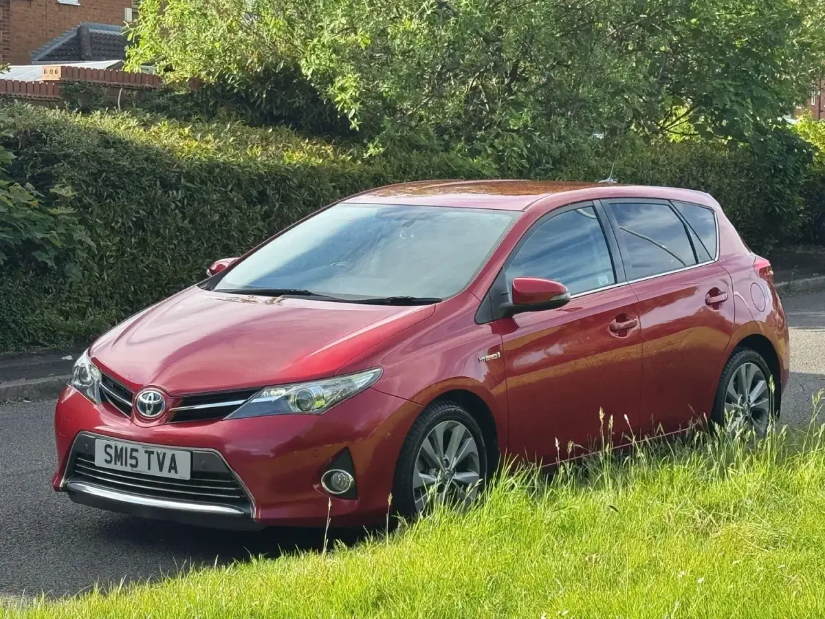 Usado Toyota Auris Hybrid 2015 Vermelho Citadino
