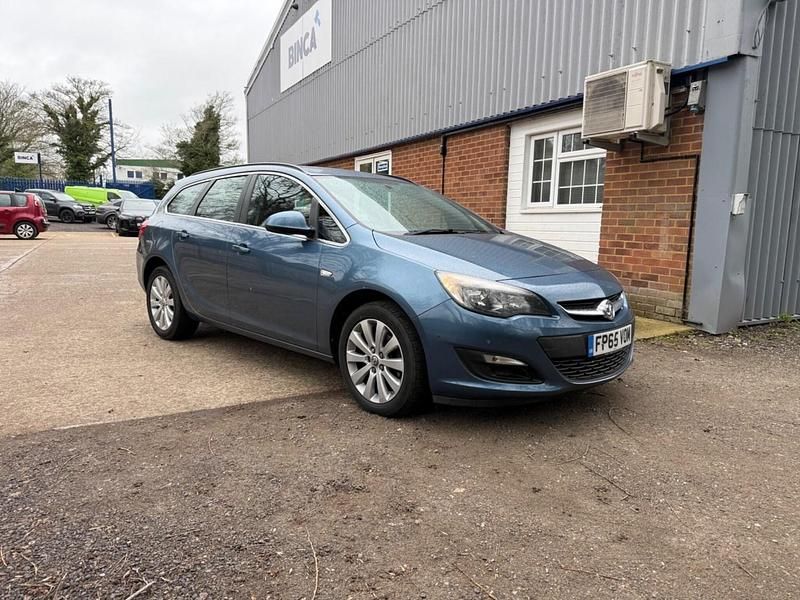 Used Vauxhall Astra 110 HP (80 kW) 2015 Blue Estate