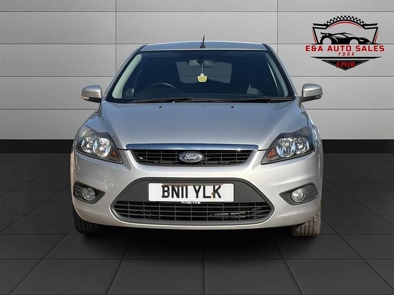 Used Ford Focus Zetec 110 HP (80 kW) 2011 Silver Hatchback