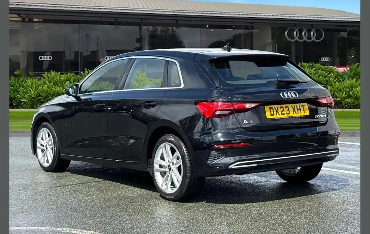 Usado Audi A3 Sport 190 HP (139 kW) 2023 Preto Sedan