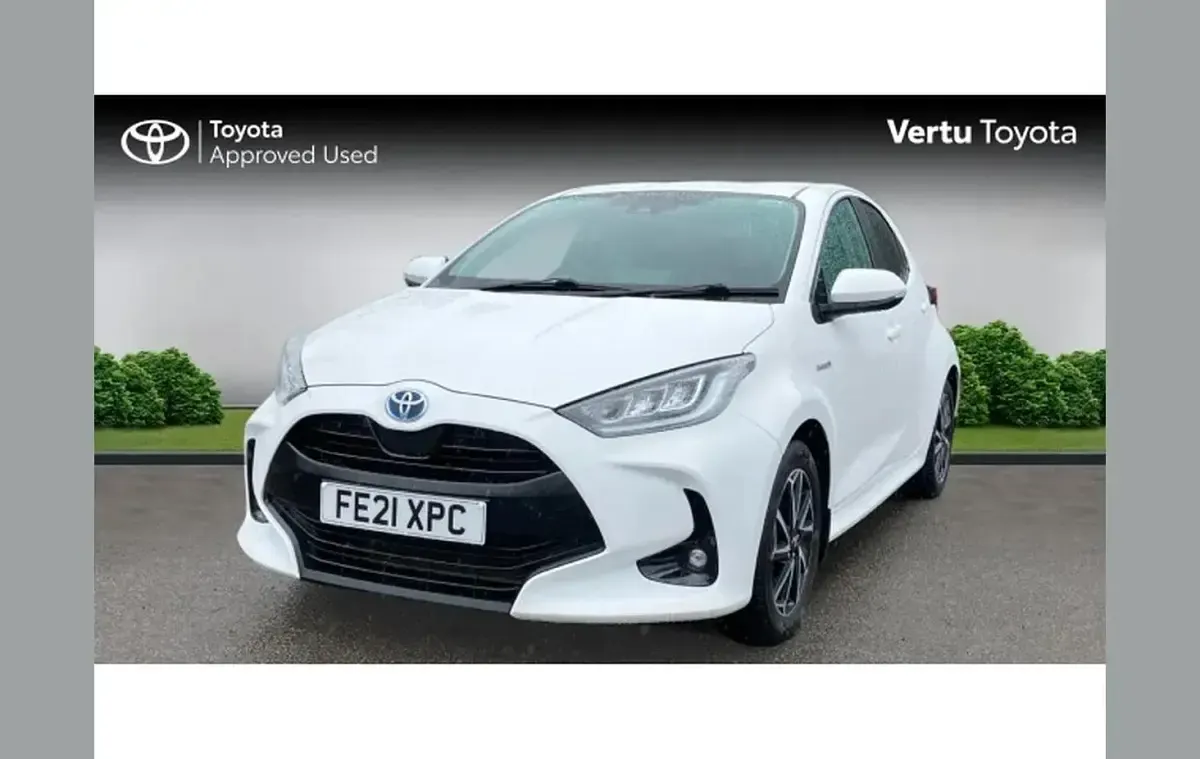 Used Toyota Yaris Design 113 HP (83 kW) 2021 White Hatchback