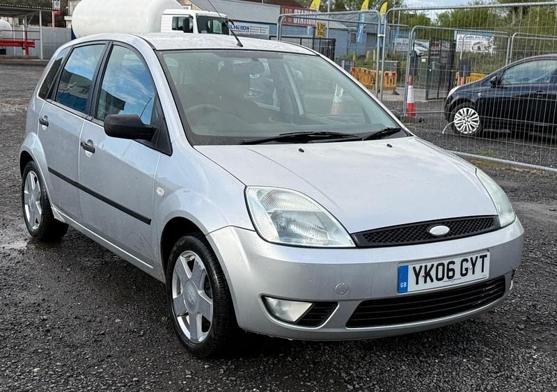 Usado Ford Fiesta Zetec 80 CV (58 kW) 2006 Plateado Utilitario