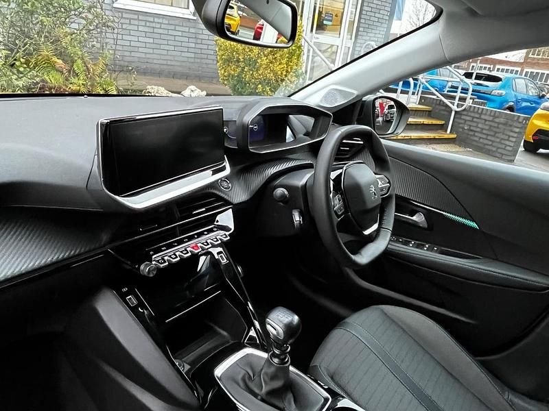 Used Peugeot 208 Allure+ 99 HP (72 kW) 2023 Yellow Hatchback